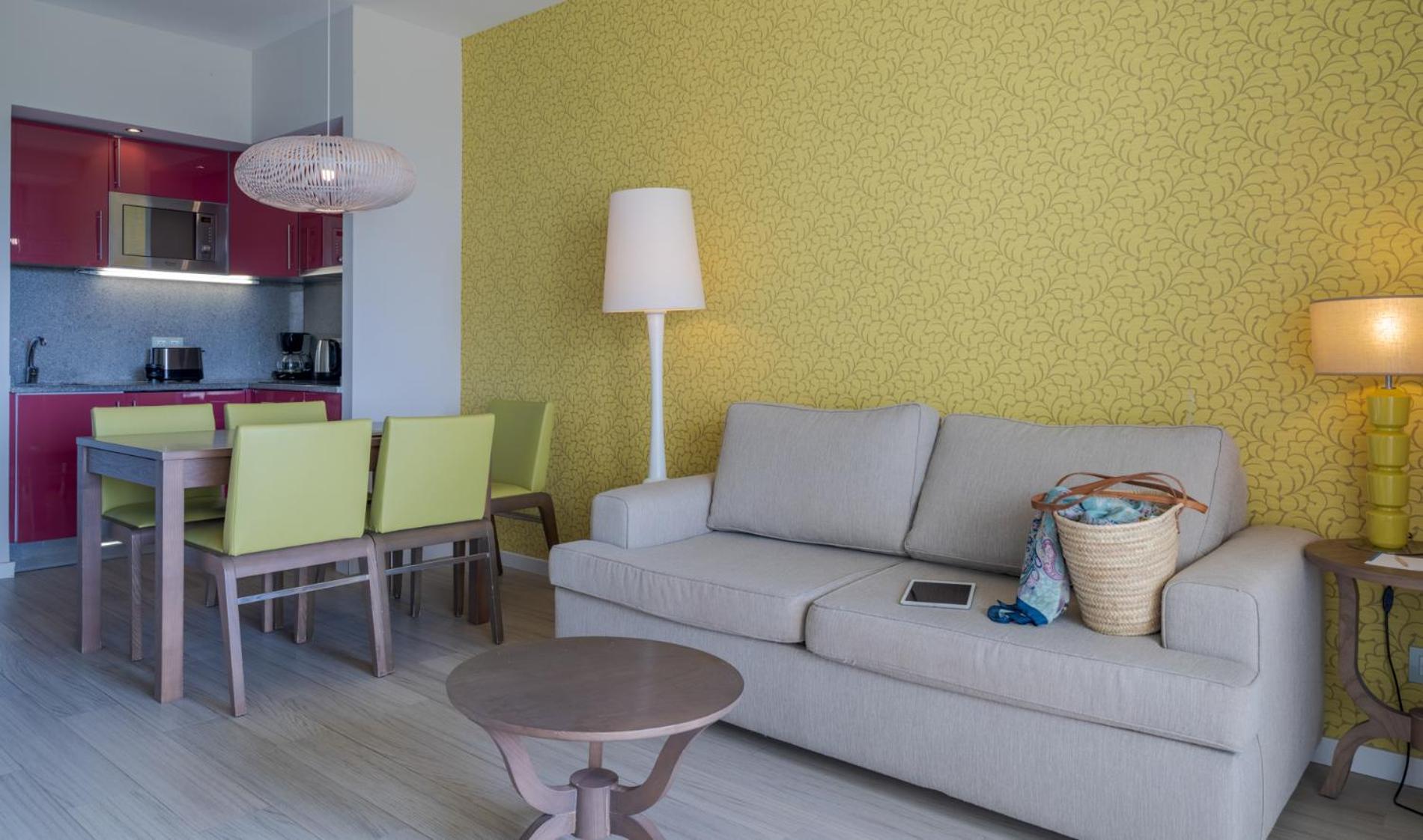 فندق منتجع بيستانا ألفور برايا بيتش آند جولف المظهر الخارجي الصورة A living room with a sofa