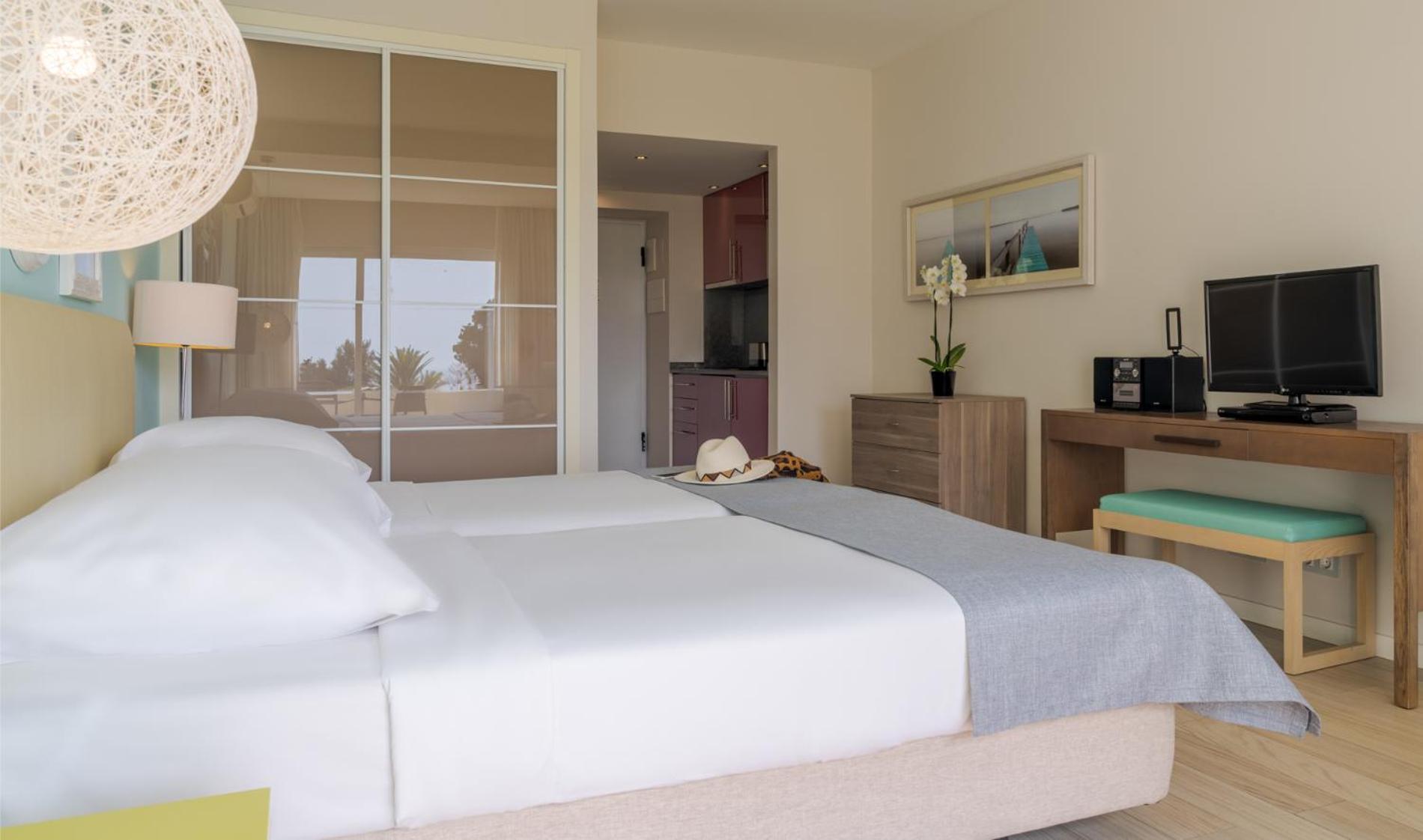 فندق منتجع بيستانا ألفور برايا بيتش آند جولف المظهر الخارجي الصورة A typical bedroom in a hotel