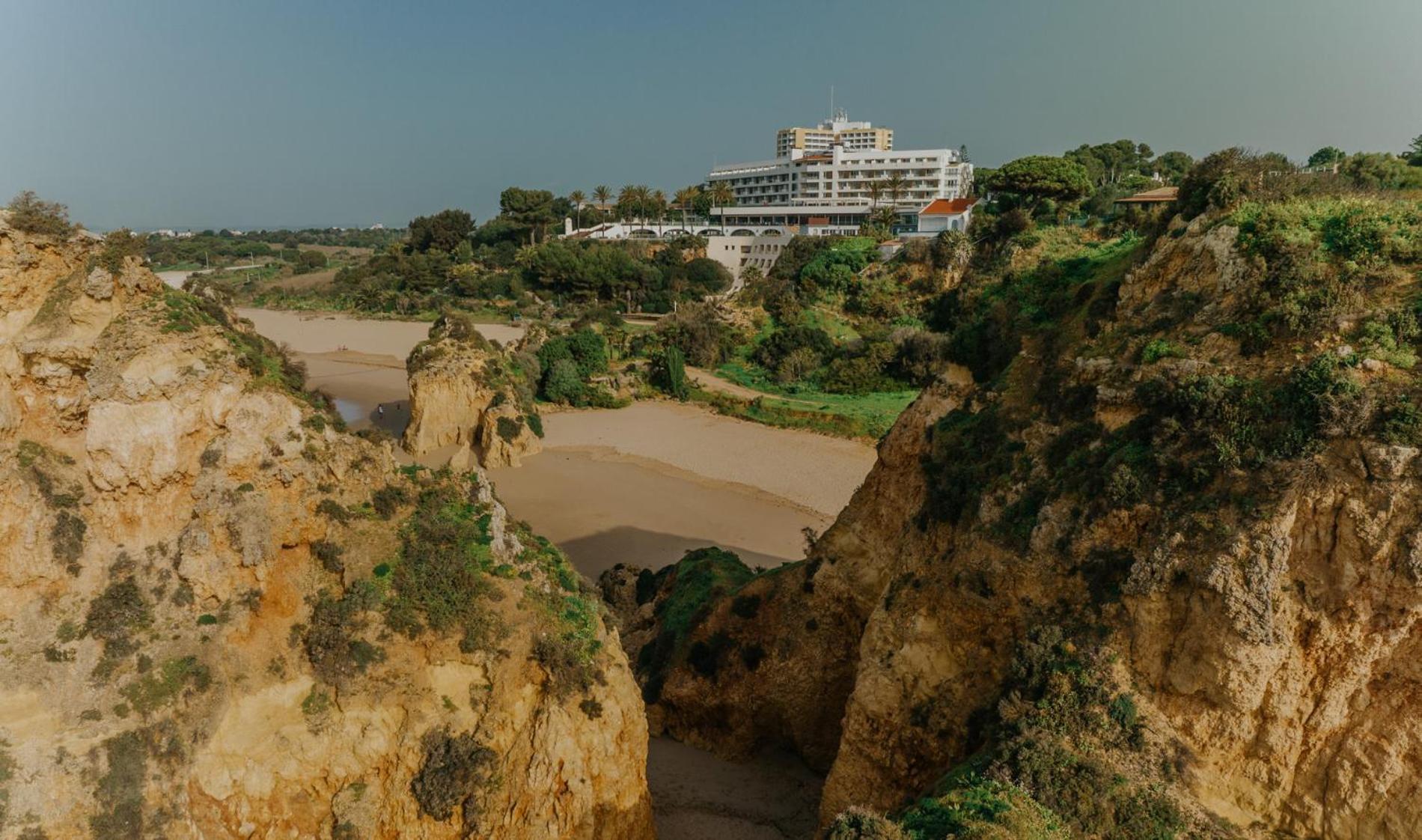 فندق منتجع بيستانا ألفور برايا بيتش آند جولف المظهر الخارجي الصورة The hotel seen from the cliffs